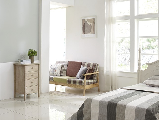 Comment bien nettoyer son canapé en tissu ?