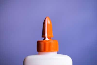 Élimination de la glue sur les doigts : quelques astuces radicales pour y parvenir