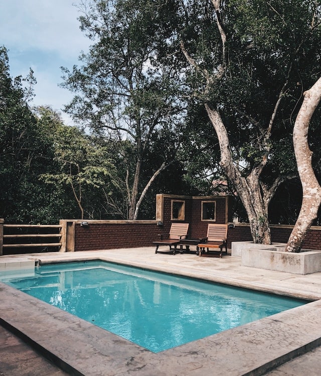 Quelles sont les étapes clés pour réussir l’installation d’une piscine privée ?
