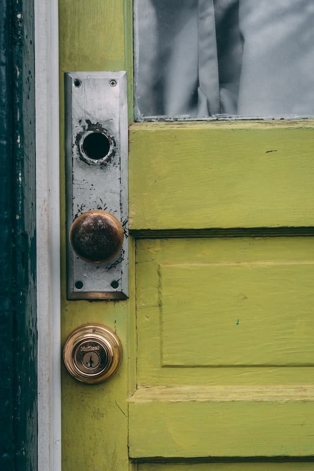 Comment dépanner une porte bloquée ?