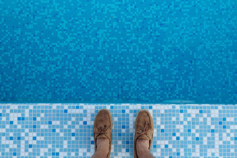 Quels sont les éléments essentiels pour installer une piscine privée avec succès ?
